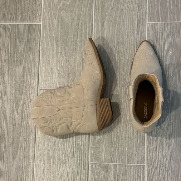 Soda Women's Tan Ankle Boots - Picture 4 of 6